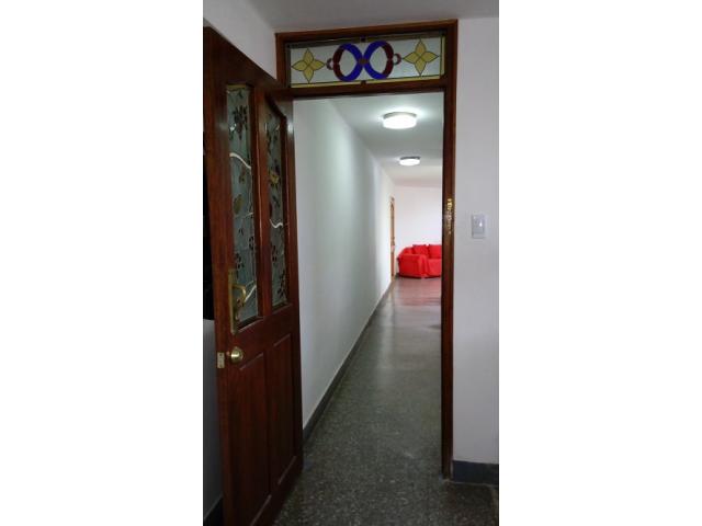 Vendo apto de 2 hab y 2 baños o lo permuto con dinero arriba